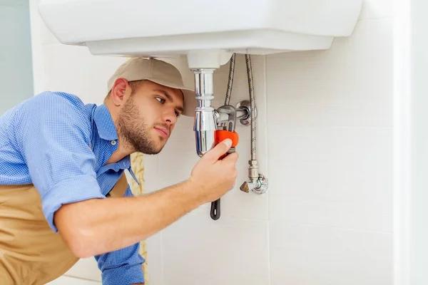 Expert Emergency Plumber Service Handling Leaks And Blockages